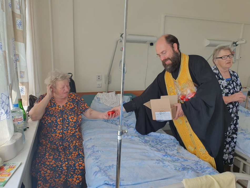 Галерея: Пасхальное поздравление в больницах