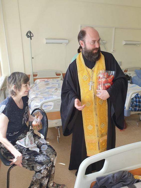 Галерея: Пасхальное поздравление в больницах