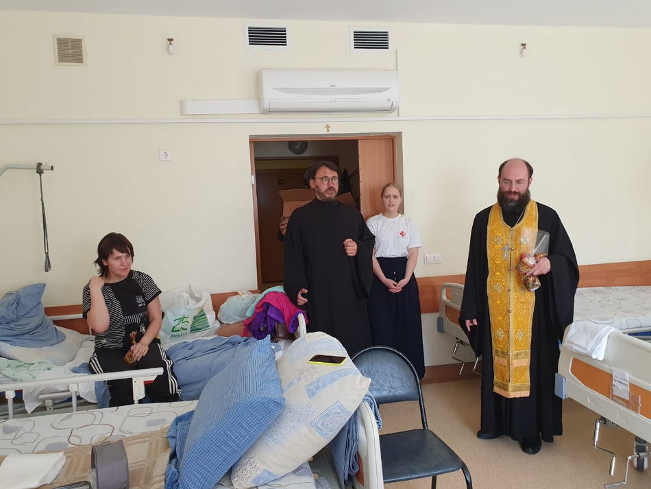 Галерея: Пасхальное поздравление в больницах