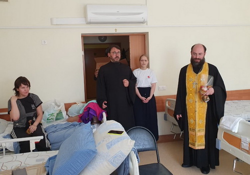 Фото: Пасхальное поздравление в больницах