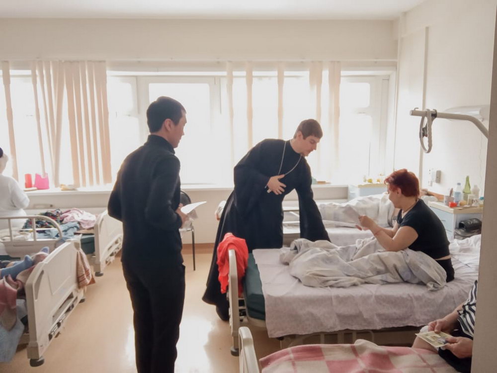 Галерея: Поздравление с Рождеством пациентов больницы им. Буянова
