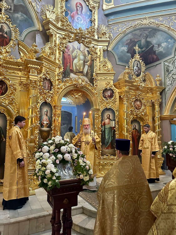 Фото: Архиерейская служба